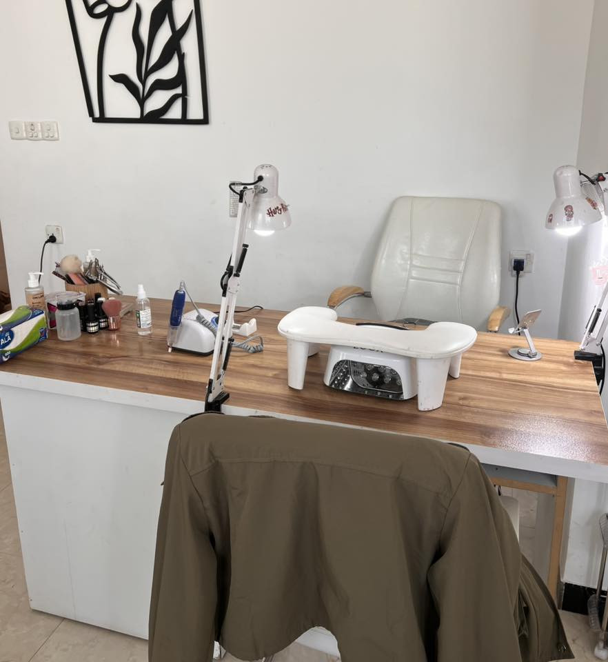 سلام عليكم ثلاثه ميز اكرليك خشب صاج للبيع *********** واتساب
