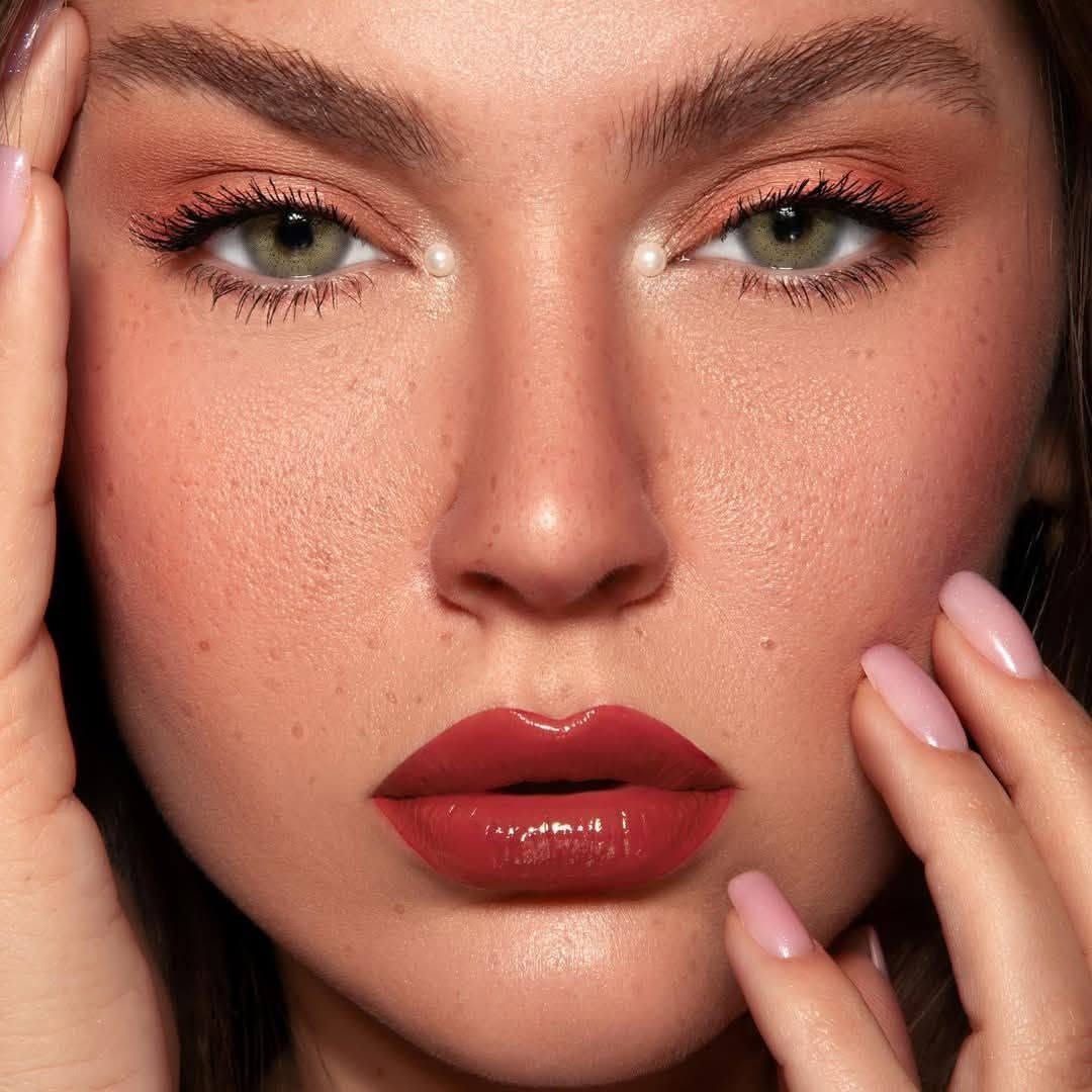 عدسات لاصقة تجميلية من ماركة Ascada، وتحديداً إصدار Selena.تتميز هذه العدسات السنوية بلون رمادي فاتح مائل للبيج وتصميم يمنح العين مظهراً طبيعياً.صنعت العدسات بمواد تسمح بمرور الأكسجين لضمان راحة العين ومنع الحساسية أو الاحمرار


**إذا كنت صاحب هذا الإعلان وتريد حذفه لأي سبب، رجاءا أرسل رسالة إلى الدعم الفني**