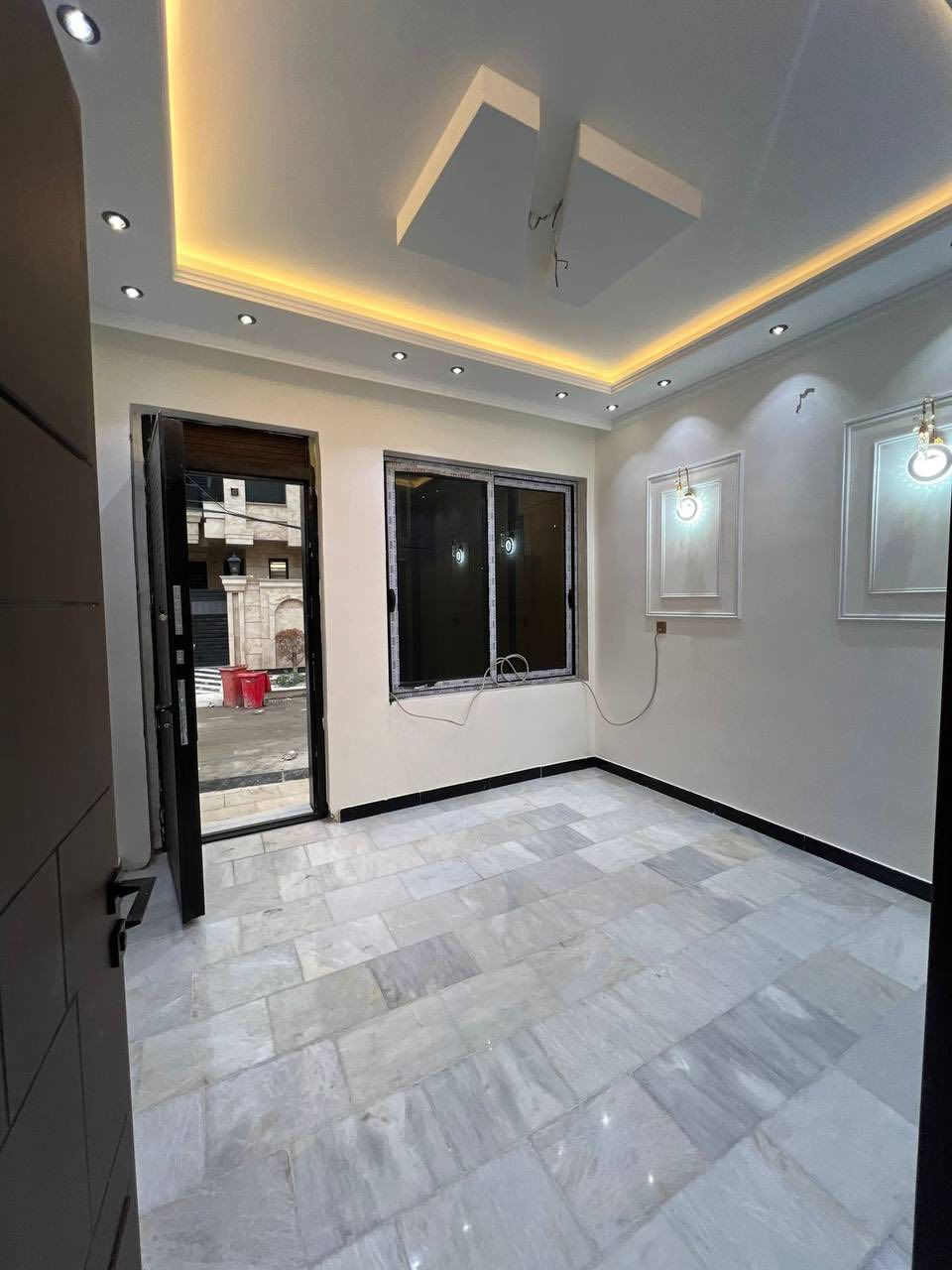 منزل متاح الموقع البنوك التربيه محله ٣١٥ 
الواجهة 4.               النزال 12.5

المساحة 50 متر 
المحتويات 
ط ارضي //استقبال ظيوف + مطبخ طعام *2حار وبارد+ غرفة نوم ماستر + منور 
ط1///2غرف نوم ماستر + حولي + بالكونة+ بيتونة + سطح *2

طراز البناء 
واجهة ارضية سقف درج  مرمر  
سيراميك لوح 
رفت عالي 40 سنتم 
ابواب تركي وقاصه + شبابيك المنيوم 
ديكورات جبس بورد + بروفايل كل المنزل
سحبات بالسقف 
نفط اسود تشميع سمنت داخل وخارج
مع الجيران + لايلون زراعي عازل رطوبه
دوة ارضة +سبورت لايت + انارة مخفية + بنلات ديكور + سمنت مقاوم + رمل و شيش تسليح ممتاز الاستفسار 

اكثر لاتصال او مراجعه شركه الأقمار 
.. 
***********
ظافر
