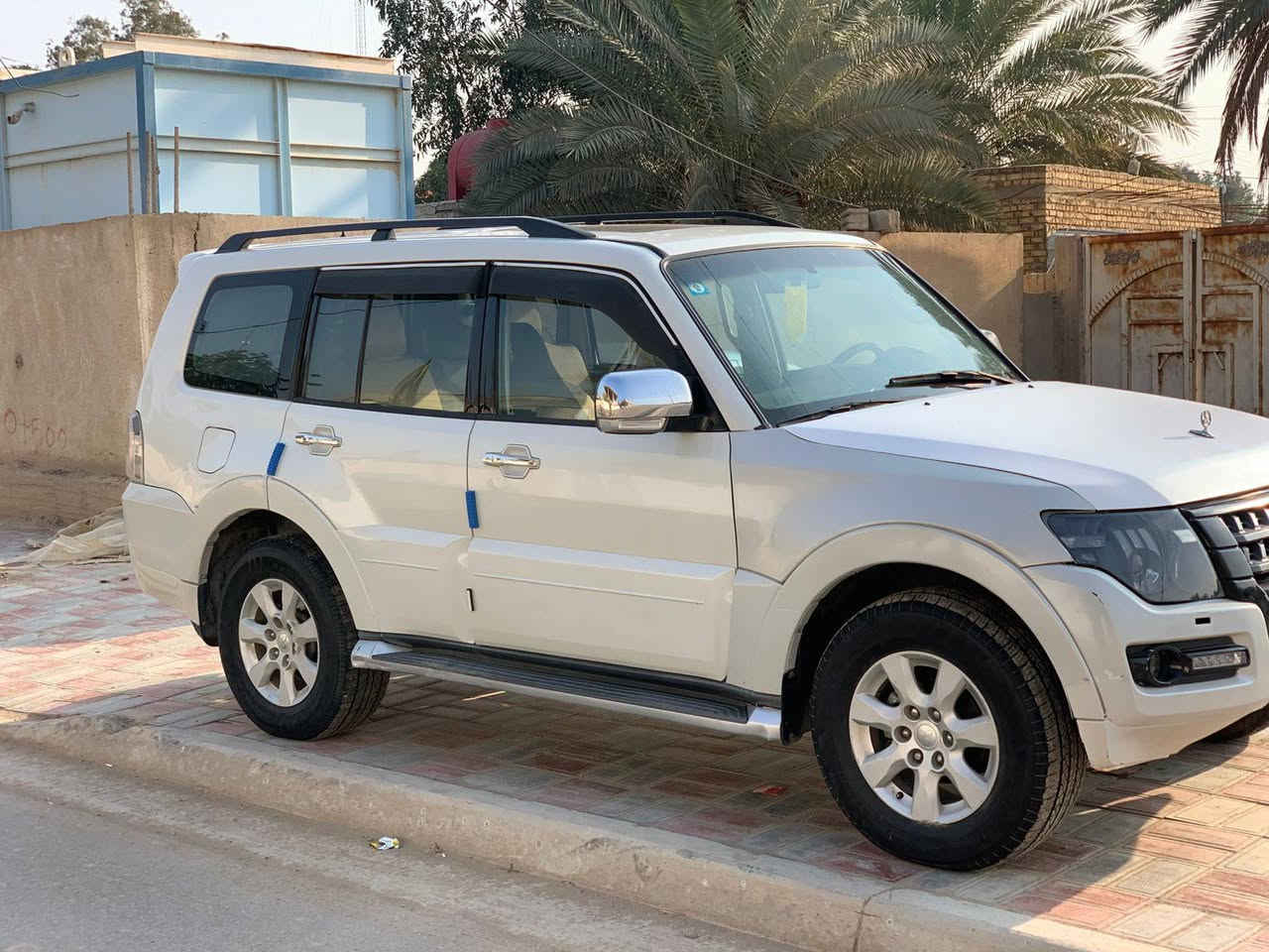 السلام عليكم ورحمه الله وبركاته 
لبيع 
باجيرو حبتور 3500فول مواصفات موديل 2009رقم بغداد سياره جاهزه خير من الله بيه قطعتين صبغ جاملغ الايمن والباب التكمه مرشوشه وياهن مراوس بسياره ازغيره هم عادي مكان السياره كربلاء سعره 120بيه مجال قليل ***********
