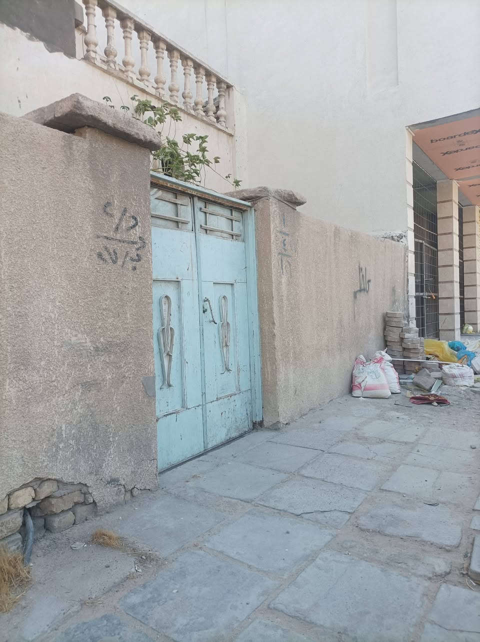 دار للإيجار 

الموقع : الناصرية ، منطقة السراي / خلف البريد / مقابل مدرسة الزهراء ع الابتدائية ، الفرع مقابل حديقة الملك غازي .
المساحة ١٧٥م ، طابقين .
الأرضي : ٣ غرف ، واستقبال ، وهول ، ومطبخ ، وصحيات عدد ٢
العلوي : غرفة ، وهول ، ومطبخ ، وصحيات .
ملحوظة : المنطقة غير صالحة للسكن ؛ لأنها عبارة عن مجمع طبي ومذاخر ، وعليه البيت يصلح لأغراض العيادات أو المذاخر أو أغراض تجارية أخرى .

للتواصل : 
***********

***********
