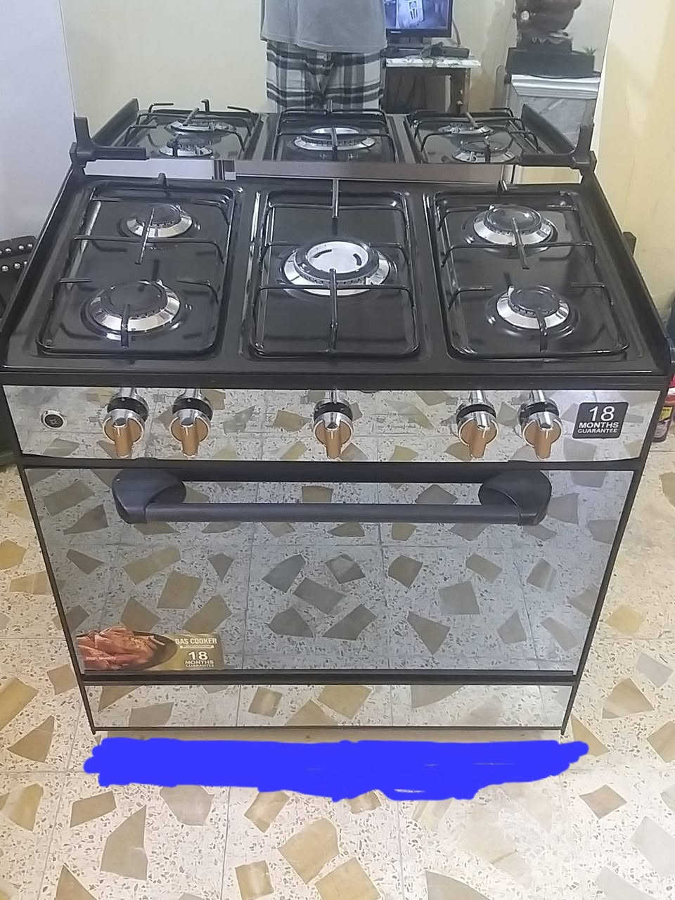 السلام عليكم طباخ للبيع مستعمل استعمال خفيف بيه خمس عيون مع قداحة كهربائية تعمل بزر جانبي مع مخزن بدون فرن السعر  ٥٠ ألف رقم الموبايل ***********
