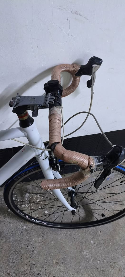 دراجة هوائية نوع (Schwinn) الالماني 

حجم 27 الفريم 53
تيارات جديد تقريباً 
سستم شيمانو 105 
كلشي شغال شرط 
العنوان موصل 
يوجد توصيل كافة المحافضات 
السعر 220 الف مع التوصيل 
بيع مستعجل 
واتس اب ***********
