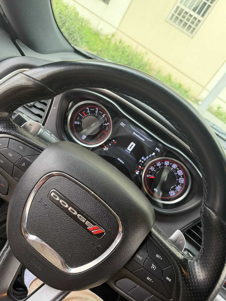 السلام عليكم 
بيع فقط 
جالنجر موديل 2022 
مكينه هيمي 5700
سياره جاهزه الاخير ولا كلوب مشتغل 
مكاني بغداد
السونار يمكم 
الله شاهد خير من الله يساره مابيها ولا ربع تصرف

سعر 167
الرقم ***********
