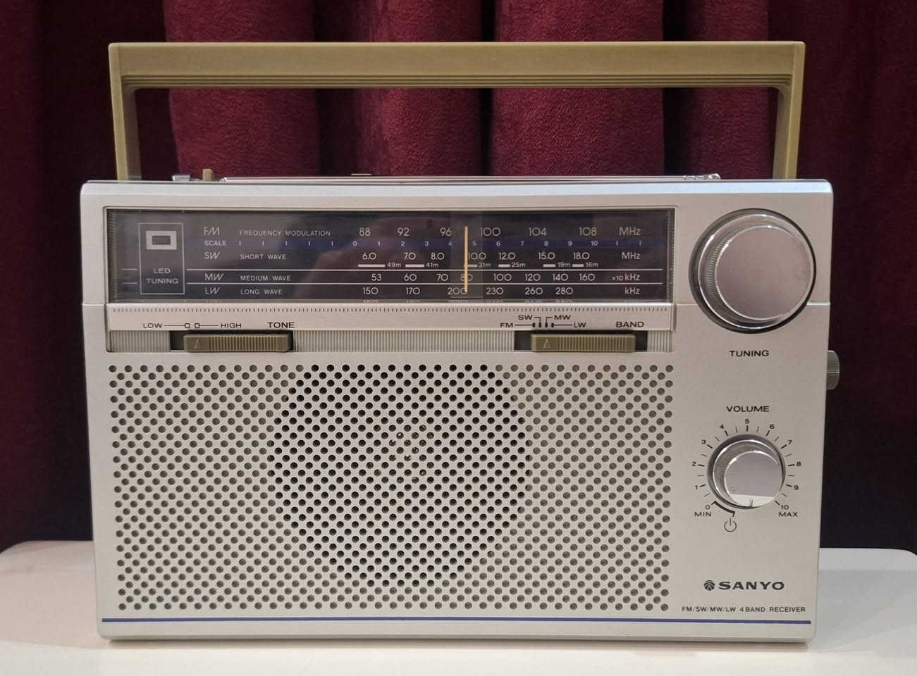 رادیو سانیو  یاباني انتاج 1983 
نضیف جدا كامل شغال  جهاز مامفتوح 
يعمل على الكهرباء 220 فولت  المباشر او بطاريات عدد 3 کبیر 
موجات رادیو FA AM LW SW 
توصیل  للحجز مراسلة الصفحة او مراسلة واتساب على الرقم ***********
