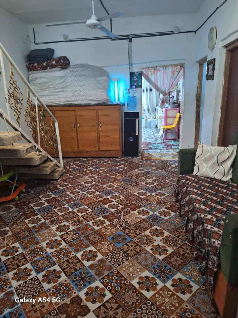 بيت للبيع بالضجريه مساحته 190 متر اعكاده بناء طابوك طابو صرف يتكون من غرفتين وصاله كبيره واستقبال اربعه ونص في ثمانيه ومطبخ وحمامات مع كافة الخدمات يمك صيدليه ومخضر واسواق ومخبز وفورتات يبعد عن الشارع العام 30 متر قريب جدا رقم صاحب البيت ***********@إشارة
