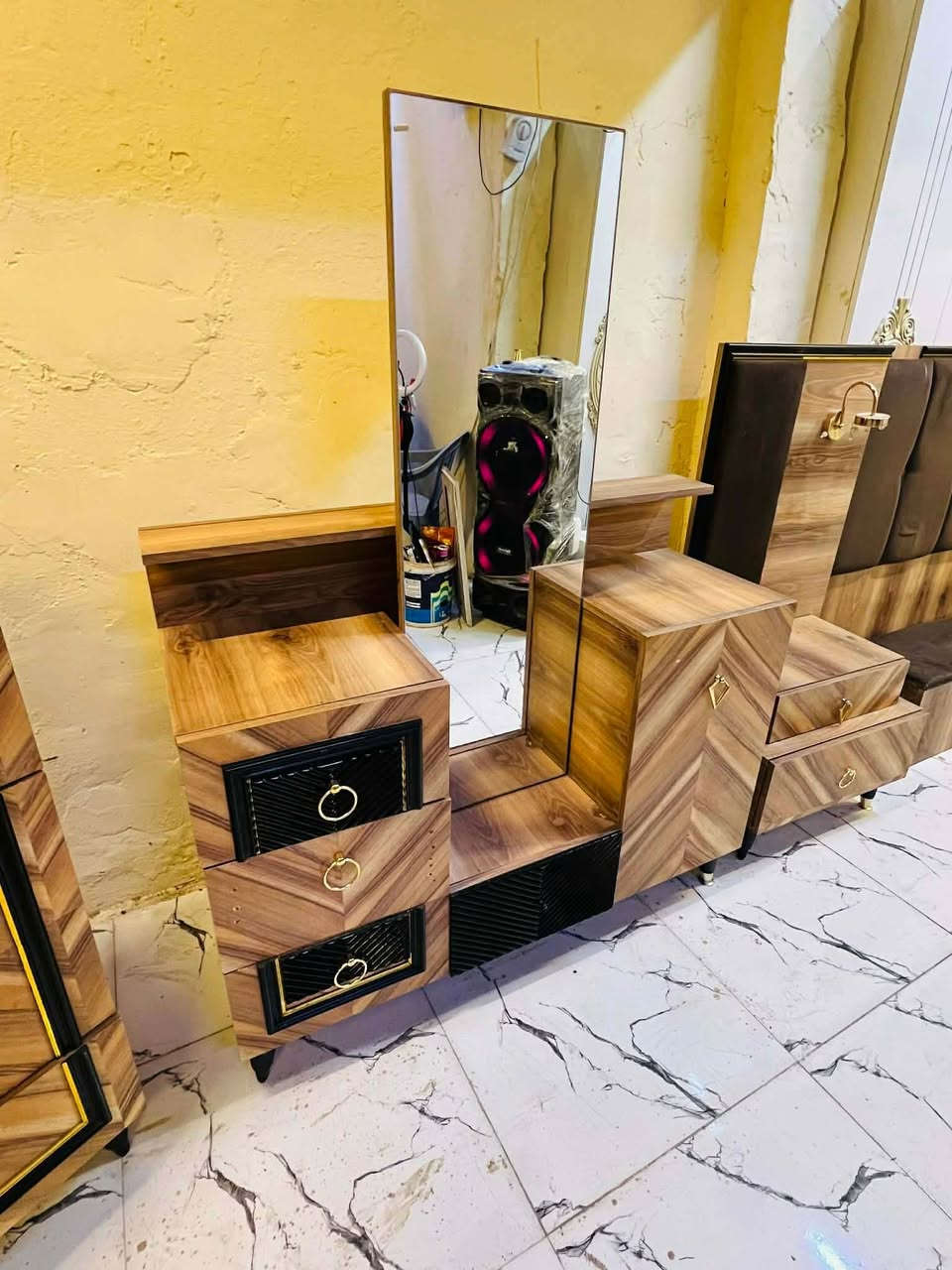 غرفة نوم مستعملة🇹🇷
موديله ثقيل 💥
 نضافة90 ٪💯
عدد القطع / 9 
نضام / أسلايت +أبواب 💢
سعرها /675 💸
شد ونقل داخل بغداد مجاني🚛
يوجود توصيل محافضات


**إذا كنت صاحب هذا الإعلان وتريد حذفه لأي سبب، رجاءا أرسل رسالة إلى الدعم الفني**