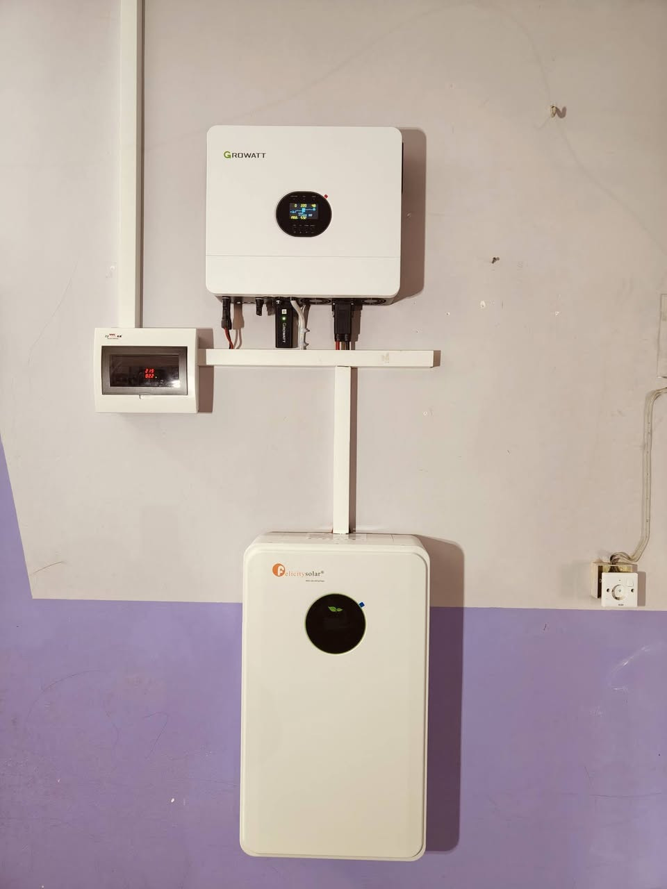 مستمرون بتجهيز زبائننا الكرام تم بفضل الله تنصيب منظومه عدد(2)طاقة شمسية لمنزل أحد الزبائن #ناحيةالزاب

 
مكونات المنظومة الثانية 👇👇👇
1- الواح من شركة لونجي عدد5(بايفشل وجهين لونجي قدرة اللوح615wat ضمان 10 سنوات ✅
2- #بطاريات من شركة #ليثيوم نوع فلستي حجم10كيلوعدد(1)وبضمان حقيقي 5سنوات كاملة ✅
3- انفيرتر كرواط حجم 6كيلو (20امبير ضمان  حقيقي سنة  ✅  .
4-#حديد مغلون سمك 1.6ملم مع حداده درجه اولى ✅
5- توصيلات واسلاك خاصة بالطاقة الشمسية اصلية 6 ملم مطلي بالقصدير ✅

للاستفسار الاتصال
*********** زياد السيد 
 ***********  قيدار بن الوسمي 
*********** فراس الهذال 
*********** مهندس العمل احمد.
