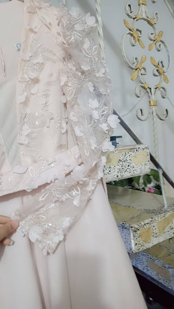 السلام عليكم عندي هذه فستان خطوبتي لابسته مره وحده فقط وما عندي حاجه بعد بي اشتريته ب ٩٠ واعرضه ٦٠ وبي مجاي الي تريده خلي تراسلني واتس اب ***********
