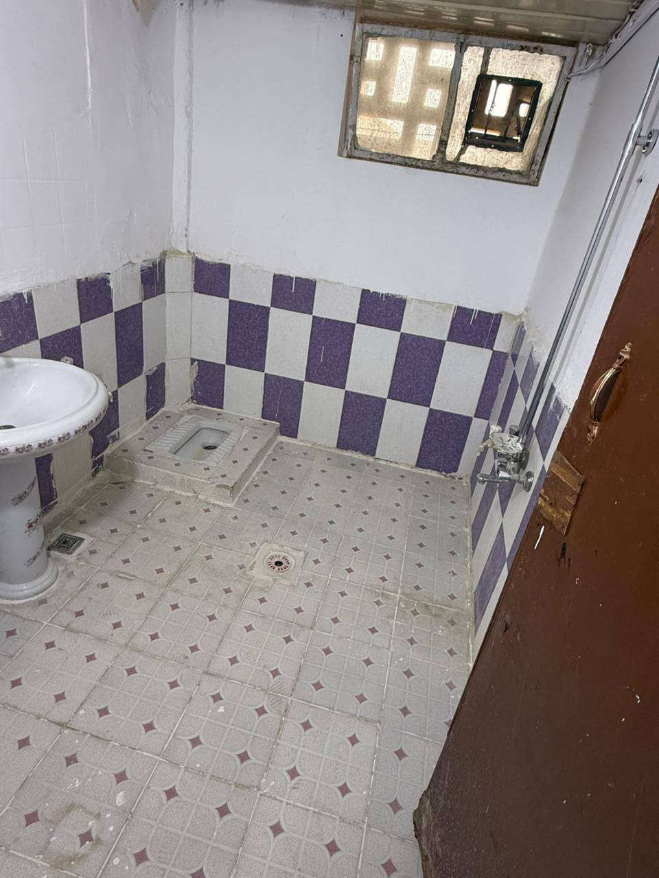 شقه للايجار في حي المعمل قرب الملعب غرفتين نوم واستقبال ومطبخ وحمام وصحيات ومخزن *********** 
سعر الايجار 200 الف
