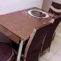 ميز طعام أصفر • ٤ كراسي • جامة مكسورة
