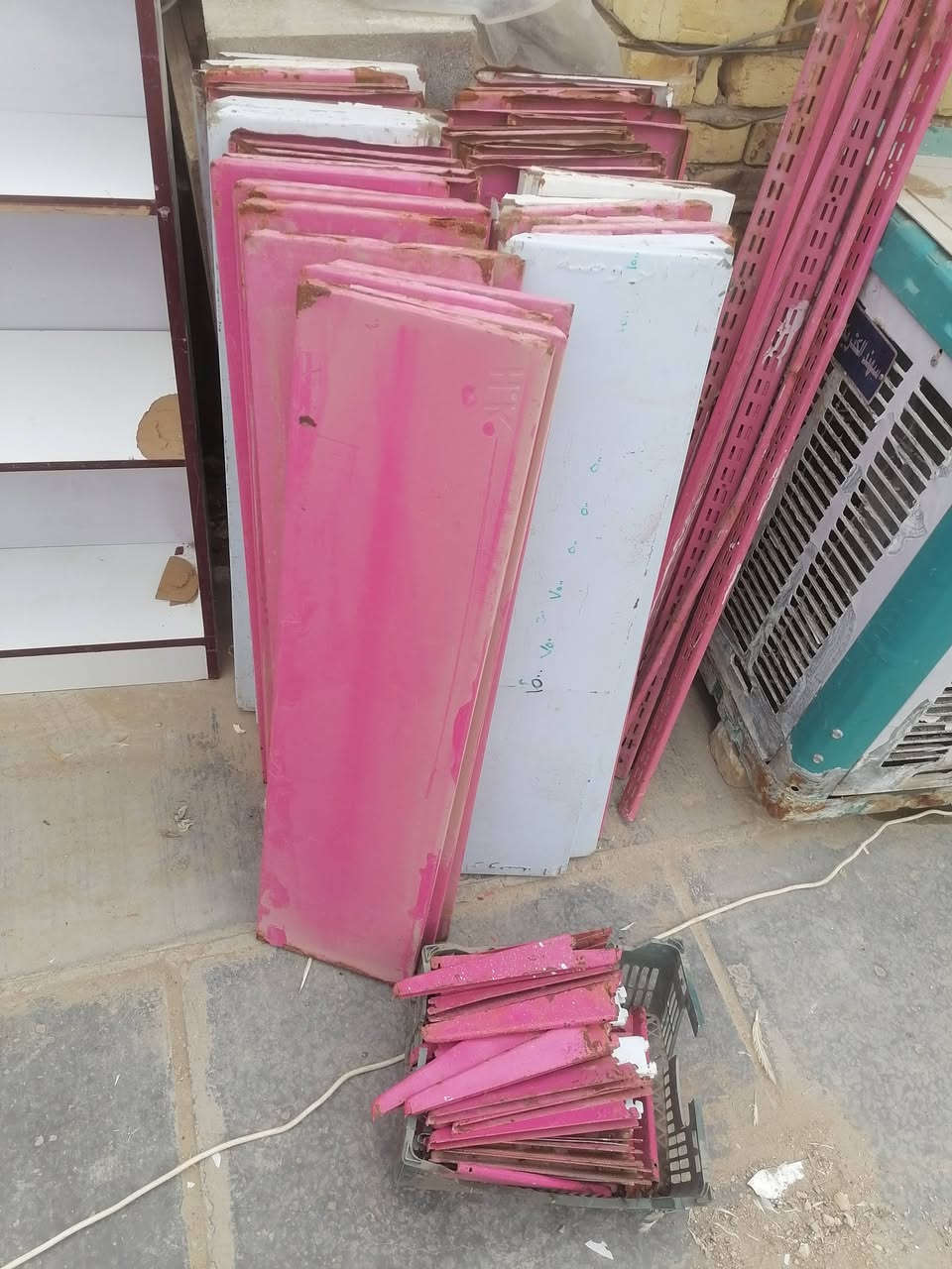 سلام عليكم البيع رفوف حديد هنه وركايزهن وشالاتهن العدد٥٢رف حديد +رفوف انديع خشب ثنين +ميز مكتب ١ اييعهن كلهن بيعه وحده  وليريدحاجه وحده هم ابيعه رجاءن المو شراي الا يتصل مامتواجد على الفيس رايدهن بسعر  ٣٠٠٠٠الف وهاذه رقمي *********** العنوان الحي العسكري صدرالثالث شارع ٣٠ قرب مدرسه المسره
