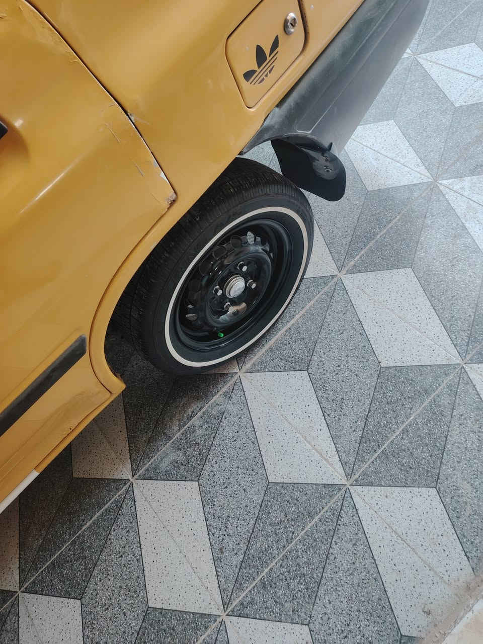 سلام عليكم سايبه مديل 2015  رقم واسط نكليزي تحويل ثاني يوم سياره جاهزه تخم تاير دوشمه باتري كله جديد 
السعر 33 بيه مجال قليل *********** مكان واسط
