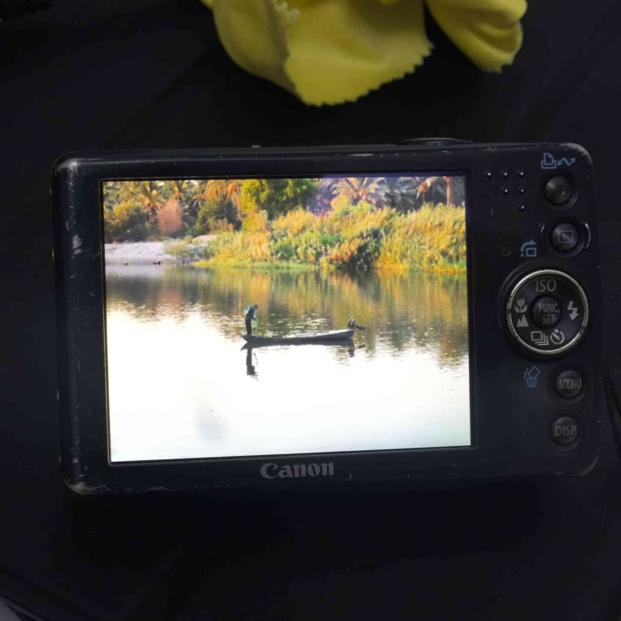 كانون IXUS 75
نظافة %65 بيها شوية شخوط وضربة بالخلف نهائياً ما مأثرة ع التصوير.
تصويرها مثل ما موضح بالصور
الدقة: 7.1MP
زووم بصري: 3x
فيديو: بجودة VGA مع صوت
المعالج: DIGIC III + خاصية التعرف على الوجه
البطارية: قابلة للشحن NB-4L اصلية
المميزات: كاميرا أنيقة وصغيرة الحجم، مناسبة للسفر والاستخدام اليومي.
الملحقات: بطارية + شاحن خارجي جوكر
+ رام1 كيكا+ محول الصور تايب سي يكون قارئ للرام ويدخل بالتلفون 
السعر: 50 الف قفل


**إذا كنت صاحب هذا الإعلان وتريد حذفه لأي سبب، رجاءا أرسل رسالة إلى الدعم الفني**