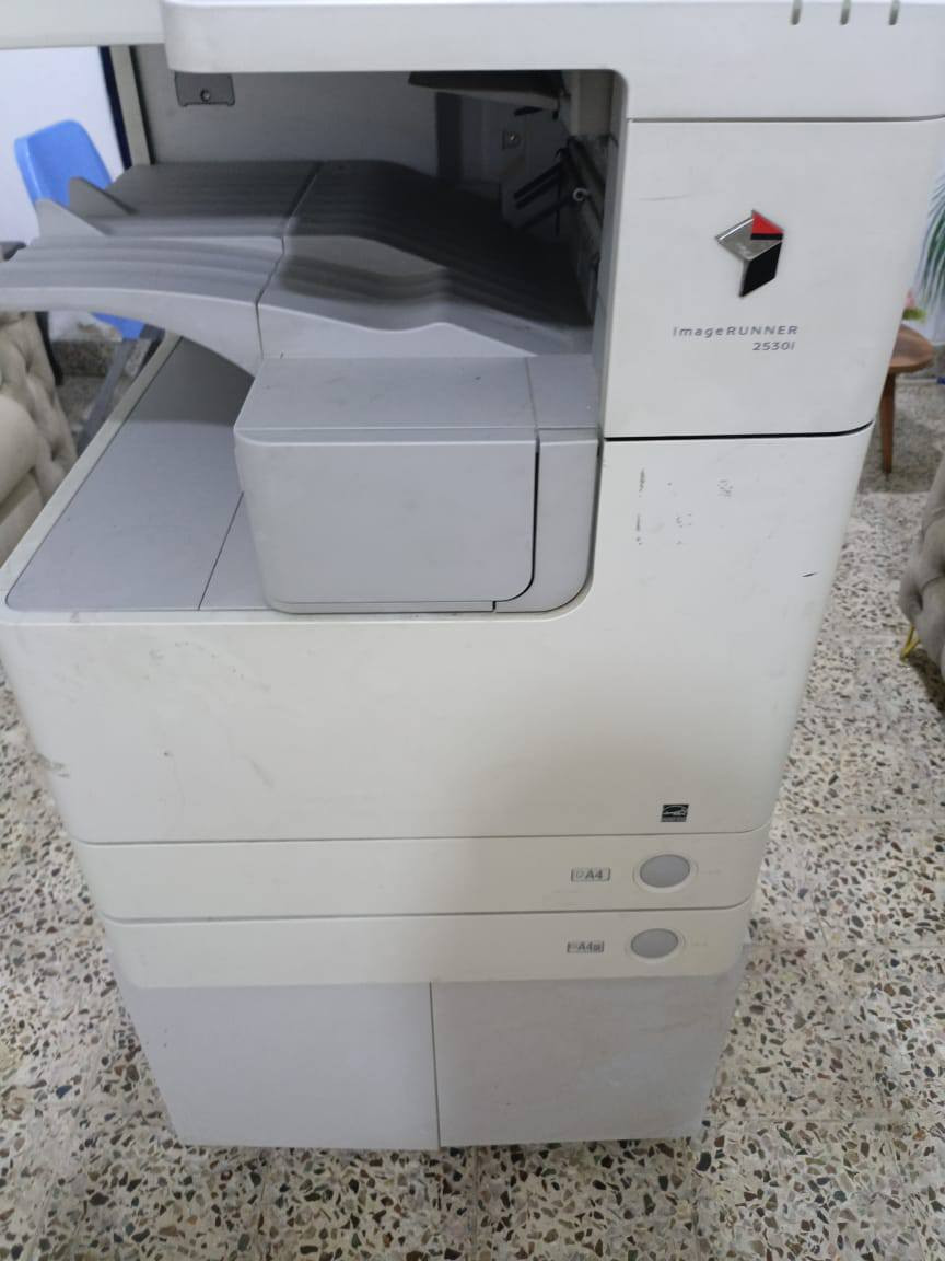 جهاز استنساخ ابيض واسود كانون رقمه 2530 يسحب
 30 نسخه بالدقيقة وبيه فيدر يسحب وجهين للملازم الدراسية يفيد الدوائر الحكومية والمدارس وطلبة في البيت ويسحب ورق A4  و  A3 حبرها باودر سعر الحبر 10 الف للاتصال واتساب ***********  السعر  300 دولار
