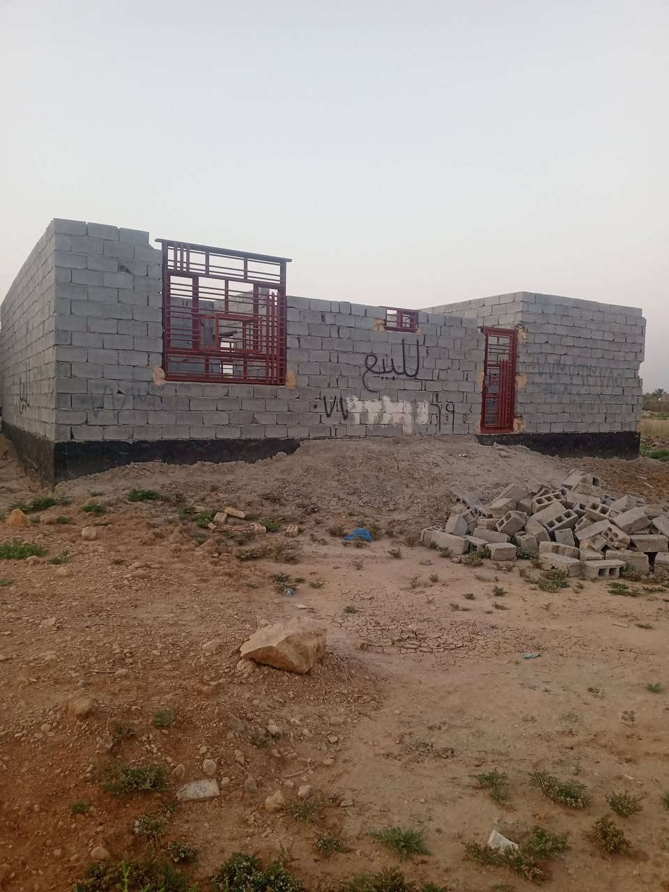 هيكل للبيع مساحه ٣٠٠ مقابيل بانزين خانه الميقات خلف السكه يبعد عن الشارع العام ٨٠٠متر السعر ٢٠ وبي مجال استفسار عله الرقم ***********
