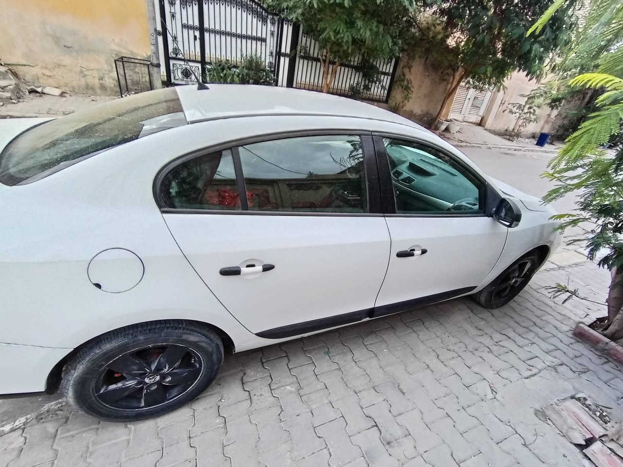 سلام عليكم رينو فلاونس 2013للبيع مكفوله فقط جاملغ جهت الصدر بي كارت صبغ باقي السياره مكفول كير محرك خير من الله كيره ميكانيك المحرك القبق الاصفر المرغوب سياره جاهزه تدفئه تبريد شغاله رقم بغداد نكليزي سنويه 2026 تنتهي بسمي السياره تحويل ثاني يوم.سعره 68 وبيه مجال بسيط ***********
