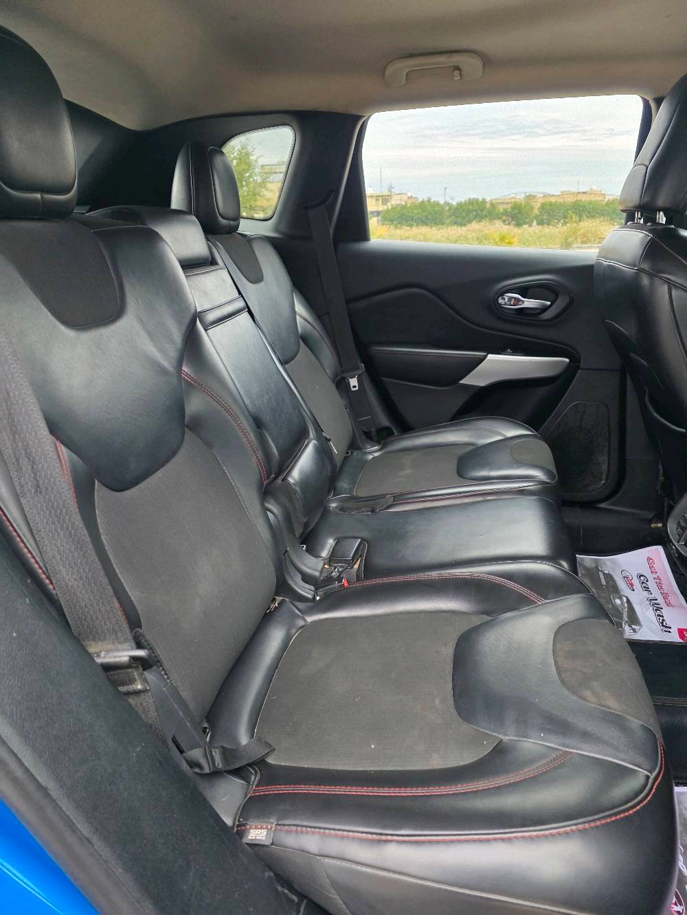 جيب شيروكي بزون ترايل هوك اعله فئه 2018 6سلندر حادثهة خفيف بدون ايرباك لون مميز ازرق فيروزي ماشيه 127 ميل مكان السياره العماره السعر 135 ورقه وبيهة مجال بسيط 