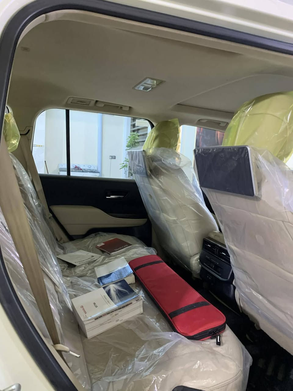 سلام عليكم عندي سياره البيع لاندكروز موديل 2022 رقم بغداد دولي ماشيه 40 ألف فول موصفات سياره جديده وحلوه عنوان بغداد ولشراي يتصل على رقم ***********
