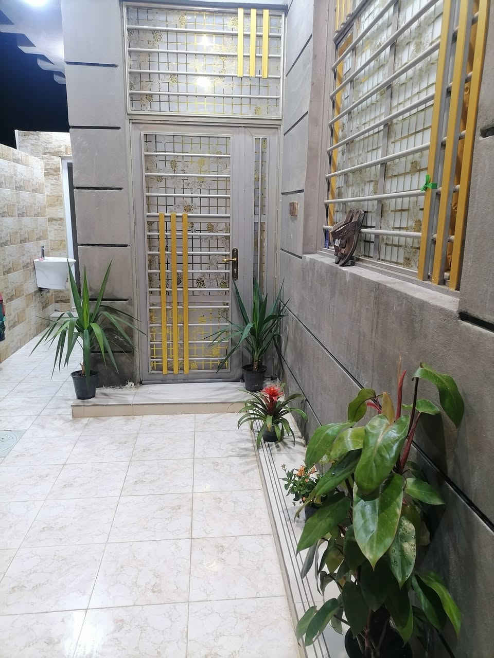 بيت زراعي مساحه ١٥٠ مربع وجه ١٠ ونزال ١٥ اساس رفت طابوق غرفتين وحده فوك وحده جوه مجمع ام البنين قرب صيطرت الألبان كهرباء تأسيس بوري مو دفن شغل درجه أوله سعر ٧٠
***********
