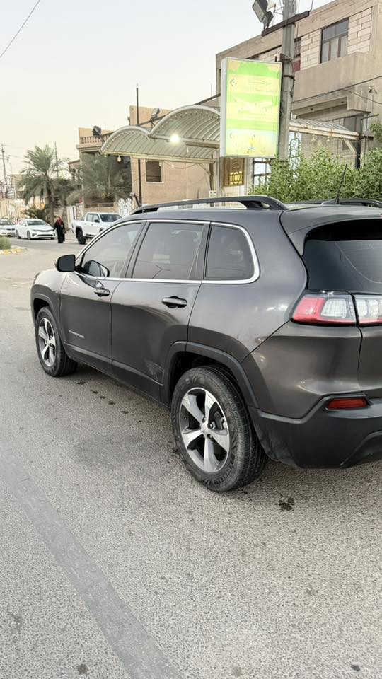 🚙 للبيع جيب شيروكي Bazoon 4X4 دفع رباعي 🚙

▪️ اللون: رمادي
▪️ الممشى: 80,000 كم
▪️ الجير: أوتوماتيك

▪️ الحالة العامة: ممتازة

المواصفات:
✅ شاشة
✅ كاميرات
✅ فتحة سقف بانوراما
✅ تبريد
✅ فول مواصفات

ملاحظة: الضربة فقط بقبة الجنطة، وباقي السيارة بحالة ممتازة.

💰 السعر: 150 وقابل للتفاوض للجادين
📍 الموقع: السماوة

للاستفسار والمشاهدة يرجى التواصل على 

***********
