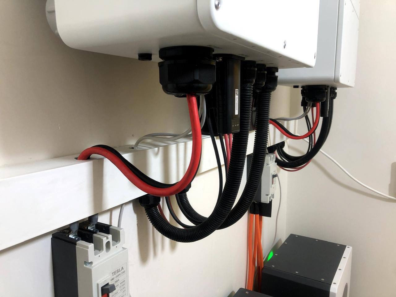 مو لازم تعيش بعد على مزاج الكهرباء الوطنية 🌙
مع الطاقة الشمسية
✔️ كهرباء دائمة
✔️ بدون صوت
✔️ بدون تلوث
قرار واحد يغيّر راحتك طول السنة ☀️
تواصل ويانا وخلي بيتك يشتغل بثبات

توصيل وتنصيب جميع محافظات العرق
***********

كلشي لازم يبقى مرتبط بالكهرباء الوطنية…
الشمس كل يوم تطلع، ثابتة، مجانية، ومستقرة.
ليش متخلي بيتك يعتمد على مصدر مضمون؟
الطاقة الشمسية راحة بالك قبل لا تكون توفير فلوس.

⸻

☀️ النص (2)

اليوم تدفع فاتورة…
وباجر تدفع صيانة…
وبعده تدفع اشتراك…
ليش ما تدفع مرة وحدة وتستريح؟
منظومة شمسية = كهرباء مستقرة لسنين طويلة.

⸻

🌞 النص (3)

تريد تبريد مستمر بالصيف؟
تريد براد يشتغل 24 ساعة بدون قلق؟
الحل مو زيادة الأمبير…
الحل تعتمد على الشمس 🌅

⸻

⚡ النص (4)

الطاقة الشمسية مو رفاهية…
هي استثمار ذكي لبيتك ولمستقبلك.
كل يوم يمر بدون منظومة، هو فرصة ضايعة.

⸻

🌅 النص (5)

هدوء…
استقرار…
وماكو صوت مولدة.
بس طاقة نظيفة تدخل لبيتك من نور الشمس.

⸻

💡 النص (6)

منظومة مرتبة، أسلاك أصلية، حماية كاملة، شغل احترافي.
مو بس نركب…
نصمم منظومة تناسب احتياج بيتك بالضبط.

⸻

🌤️ النص (7)

الشمس ما تتأخر…
وما تطفي فجأة…
ليش تبقى تنتظر الكهرباء؟
خلي بيتك يعتمد على مصدر مضمون كل يوم.

⸻

🔋 النص (8)

إذا عندك بيت… أو مشروع…
فالطاقة الشمسية مو خيار إضافي،
هي خطوة ضرورية حتى توفر وتحافظ على استقرار شغلك.

⸻

🌞 النص (9)

استثمر بالشمس اليوم
حتى تعيش مرتاح باچر.
القرار بسيط… لكن تأثيره كبير
