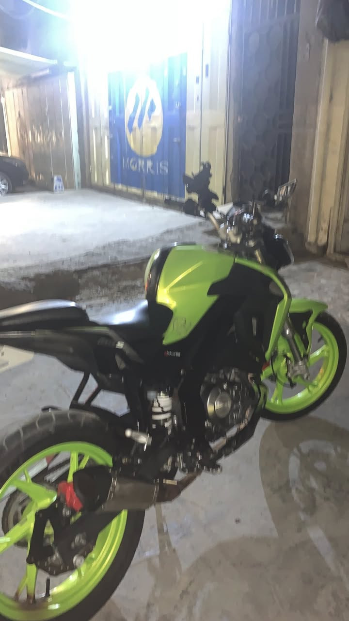 Benley s 180ss
نضافة 100/90 موديل 2021
مرقمة رقم بغداد مميز (16300س)
مكينة نضيفة لان ماديرلهة دهن غير بس من الشركة 
ومي الراديتر هم نفس لشي بس من الشركة اديرلهة 
ولدراجة تخبل مناقصهة شي دسك انامي نضيف وقوي 
دسك خلفي نضيف وقوي كهربائيات شغالة كلهة ومناقصهن شي والوحات والسنوية موجودة سعر 3 مليون وبيهة مجال للطيبين العنوان البياع الرقم ***********
