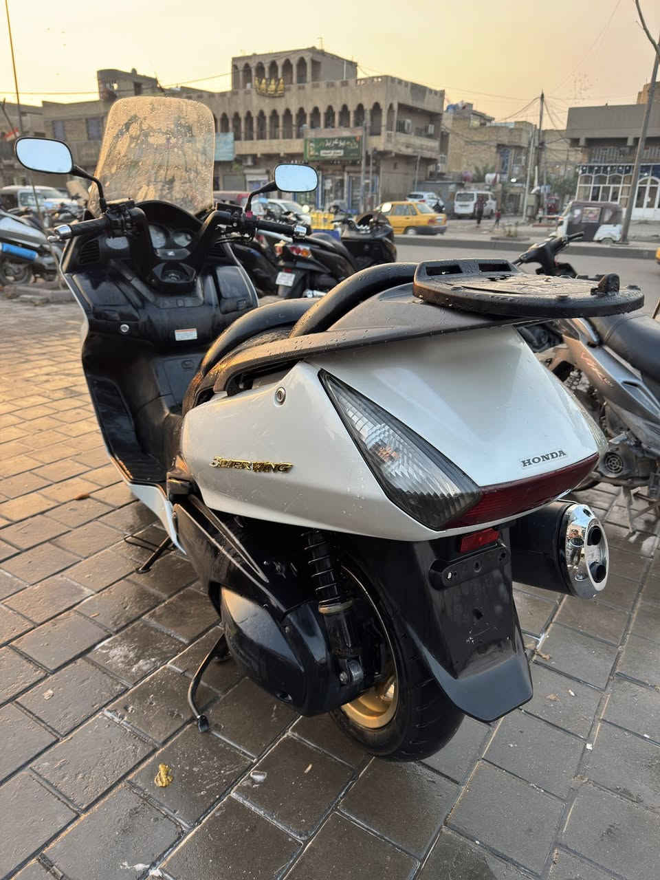 السلام عليكم 
سلفر ونج 600 ( فول مواصفات )
شاشة زركة مازدة زركة ABS
فج ويل علامة ذهبي 
ماشية 41 
العنوان بغداد مدينة الصدر 
***********
