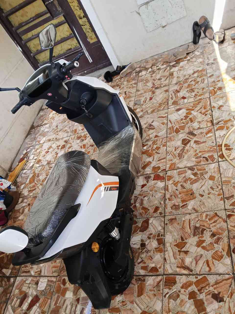 السلام عليكم
دراجه سكنس شحن للبيع 

ملف 2000

بطاريات عدد 6 

32 امبير 

مساحه تخزين كبيره 

بيها رجوع للخلف R

تحديد اعطال 

بريكات هيدروليك

لافتات زنون عالي وناصي 

اشاير يمنه ويسره 

ثلاث سرع 

سرعه 70 حقيقي 

الرقم *********** بي واتساب 

السعر 650وبيها مجال الطيبين 

مكاني بغداد شهداء البياع
