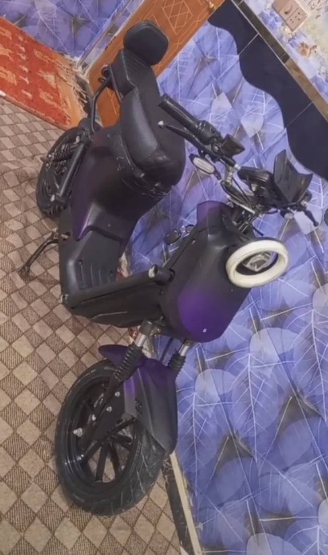 سلام وعليكم عيوني دراجه شحن R 9 جديده ونضيفه ماناقصه اي شي بس بايدر وتتكون م̷ـــِْن 5
باتريات لايت عالي وناصي تبل اشاير 2 سويج وبصمه وتمشيك 25 كيلو وشاحن اصليه الشحن سريع. السعر علا هاذ الرقم *********** النتصال او واتساب وبيكم خير وتدللون. 🫡
