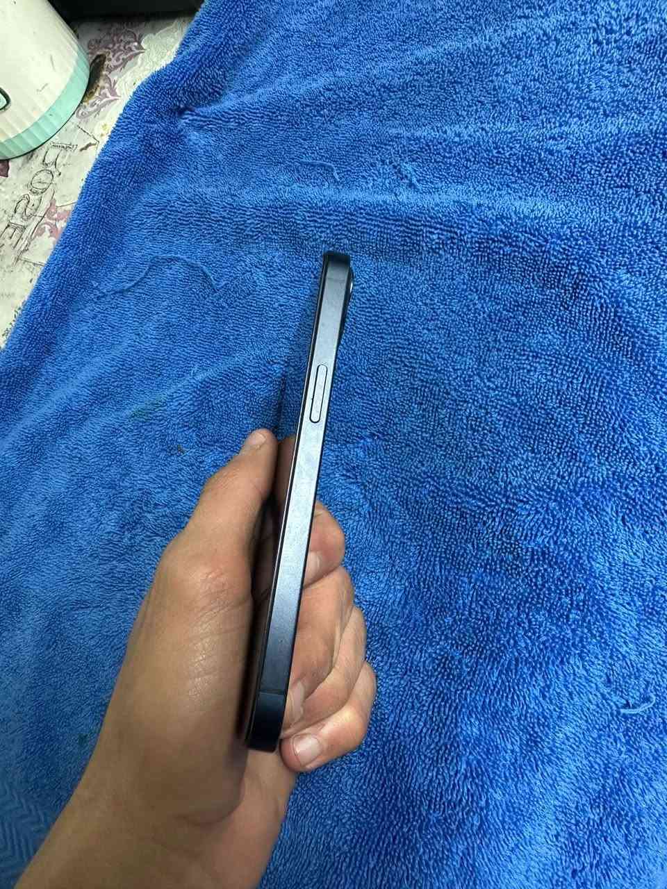 السلام عليكم شباب تلفون ١٣ عادي ذاكره 128 بطاريه 87 لون نيلي نضيف كلش مبدل شاشه فقط اصليه والفيس ايدي شغال كامرات شغاله سيم كارت شغال نقصه بس سماعه الفوك عطلانه للمراوس فقط  اذا اكو ١٤ او ١٣ برو ماكس
وانطي فرق 
*********** بي واتساب
