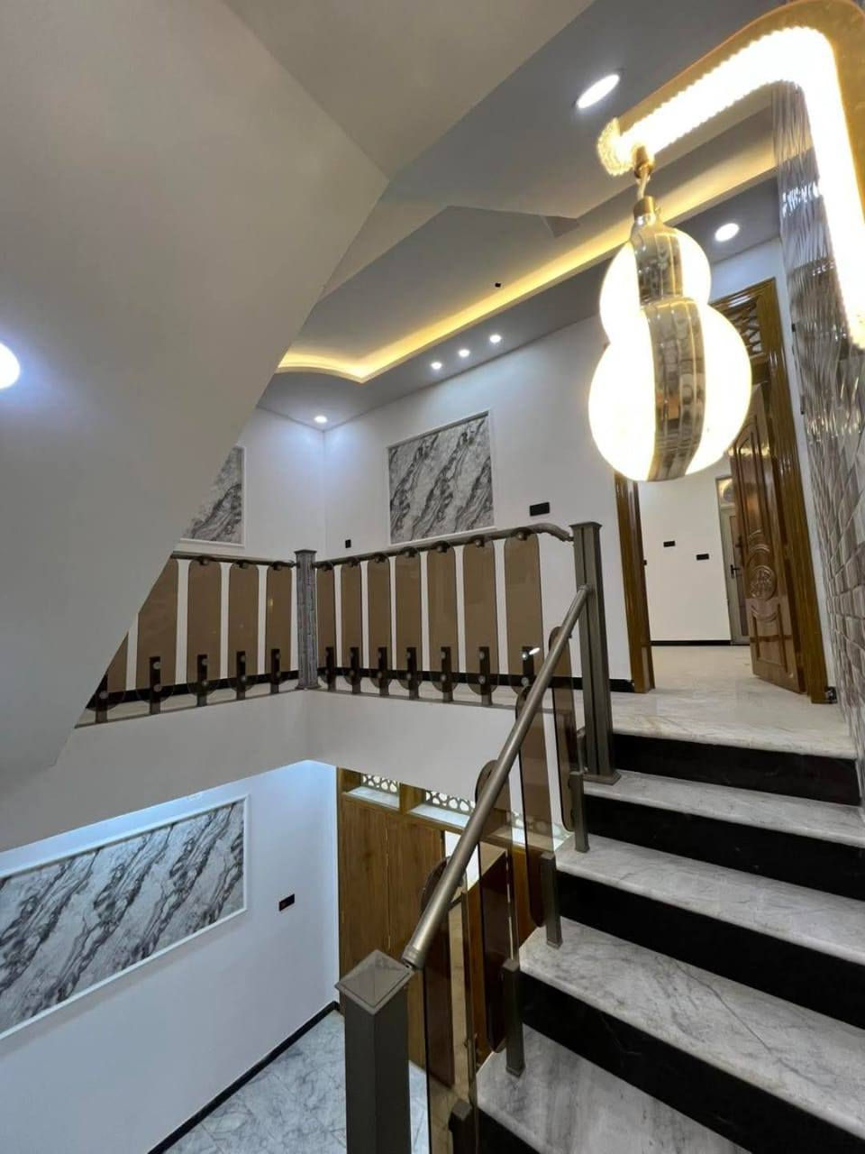 مشتمل للبيع في حي السلام غير مسكون بناء درجه اولى طابقين خلف اسواق ذهب سابقا شارع ١٠ مفتوح على شارع ٢٥ 
الطابق الاول غرفة نوم واستقبال مفتوح على الصالة ومطبخ وصحيات خارجي وداخلي 
الطابق الثاني غرفتين نوم وصالة وصيحات
أرضية مرمر وأبواب صاج درجه اولى 
المساحه ١٠٠ متر
السعر ٢٦٠ مليون مع المجال 
الاستفسار الاتصال على الارقام التاليه
***********
***********
او زيارة مكتبنا على العنوان التالي 
الشارع الفاصل بين الإسكان والاشتراكي مقابل دكتور منتظر الخرسان 
مكتب حسين السياب
https://www.facebook.com/profile.php?id=100064145764847&mibextid=ZbWKwL
https://www.instagram.com/maktab_hussein_alsayab?igsh=MXh6aWwzamI4aGRzaA==
#جديد
#السلام
#الجامعه
#عقارات #للبيع
#عقارات ـ #النجف 
#ذهب
#مكتب #حسين #السياب
