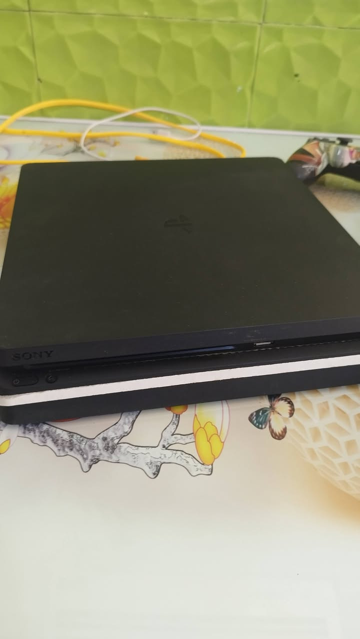 لبيع بلي 4 أونلاين
---
*🎮 للبيع بليستيشنPS4
نظام 13 

*الحالة*: نظيف كلش 100٪، استخدام  شخصي قليل وما داخل تصليح أبد  
*السعة*:500GB  
*الملحقات*: يدتين أصلية + كل الوايرات +بس كارتونته  ضاعت 
*الألعاب*: وياه 3 ألعاب هدية "مع العاب بالجهاز  GTA Call of Duty"  
*السعر*: 275 وبي مجال بسيط للشراي مكان الديوانيه مركز


**إذا كنت صاحب هذا الإعلان وتريد حذفه لأي سبب، رجاءا أرسل رسالة إلى الدعم الفني**