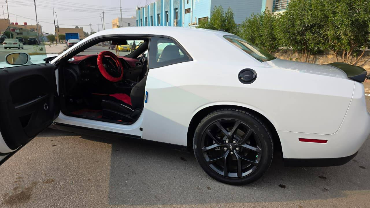 السلام عليكم
للبيع فقط 
جالنجر موديل ٢٠٢٣ فئة sxt عليها بنيد ودعامية gt 
السيارة ماشية ١٢ الف حادث السيارة جاملغ الايمن فقط تبديل بامريكا بالشركة دودج وبيها بارد قليل وصورة الحادث موجودة 
محرك ٦ سلندر 
الحادث بدون لغد او شاصي شرط شرط شرط السيارة جديدة بمعنى الكلمة بدون رقم مكان السيارة بغداد الدورة قرب كلية الفارابي والسيارة داخلة خاص اللي والسعر ١٨٥ وبيها مجال للصداك واللي يتصل مو يراسل خاص ويتعامل بالتعليقات للتواصل الرقم *********** او ***********
