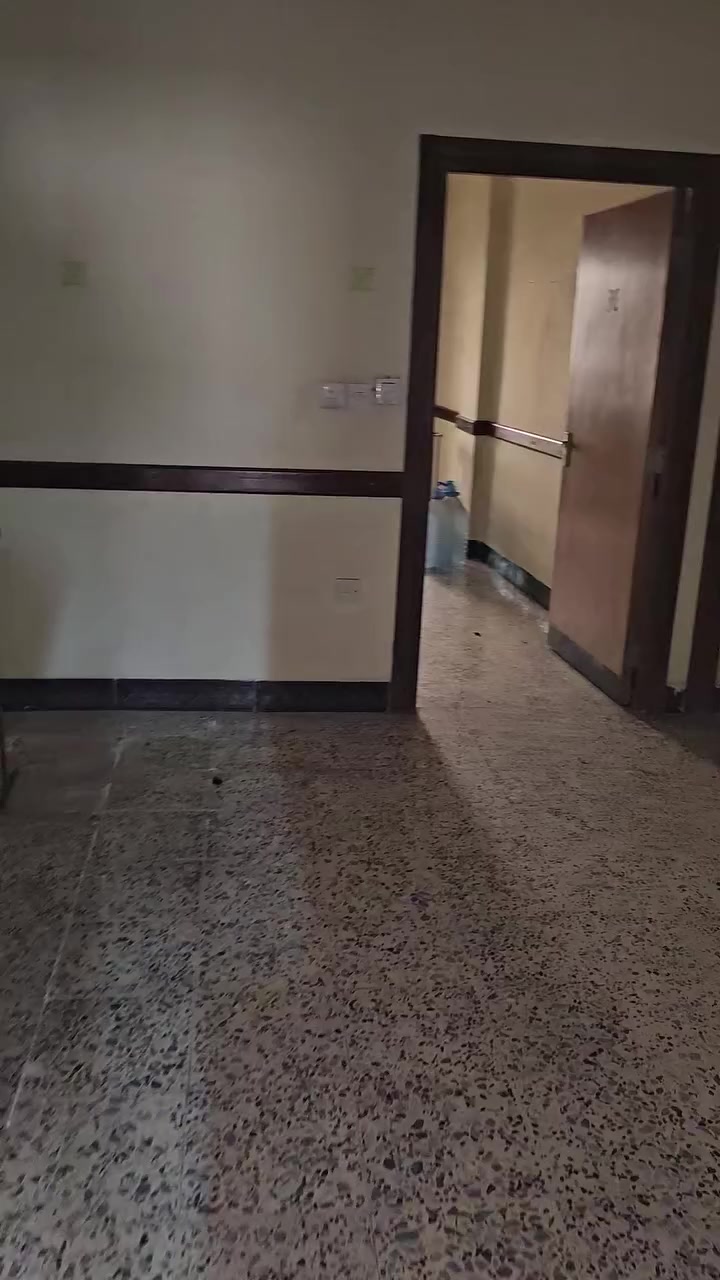 اخر. شقتين. للايجار عمارة ابي طالب. الوزيرية مقابل التربية الرياضيه للابنات. مجاور مستشفى الوزيرية.  

مكان مركزي قريب على اغلب الجامعات والمعاهد. في الرصافة 
للاسفسار والتواصل. 
***********0 متوفر واتساب
