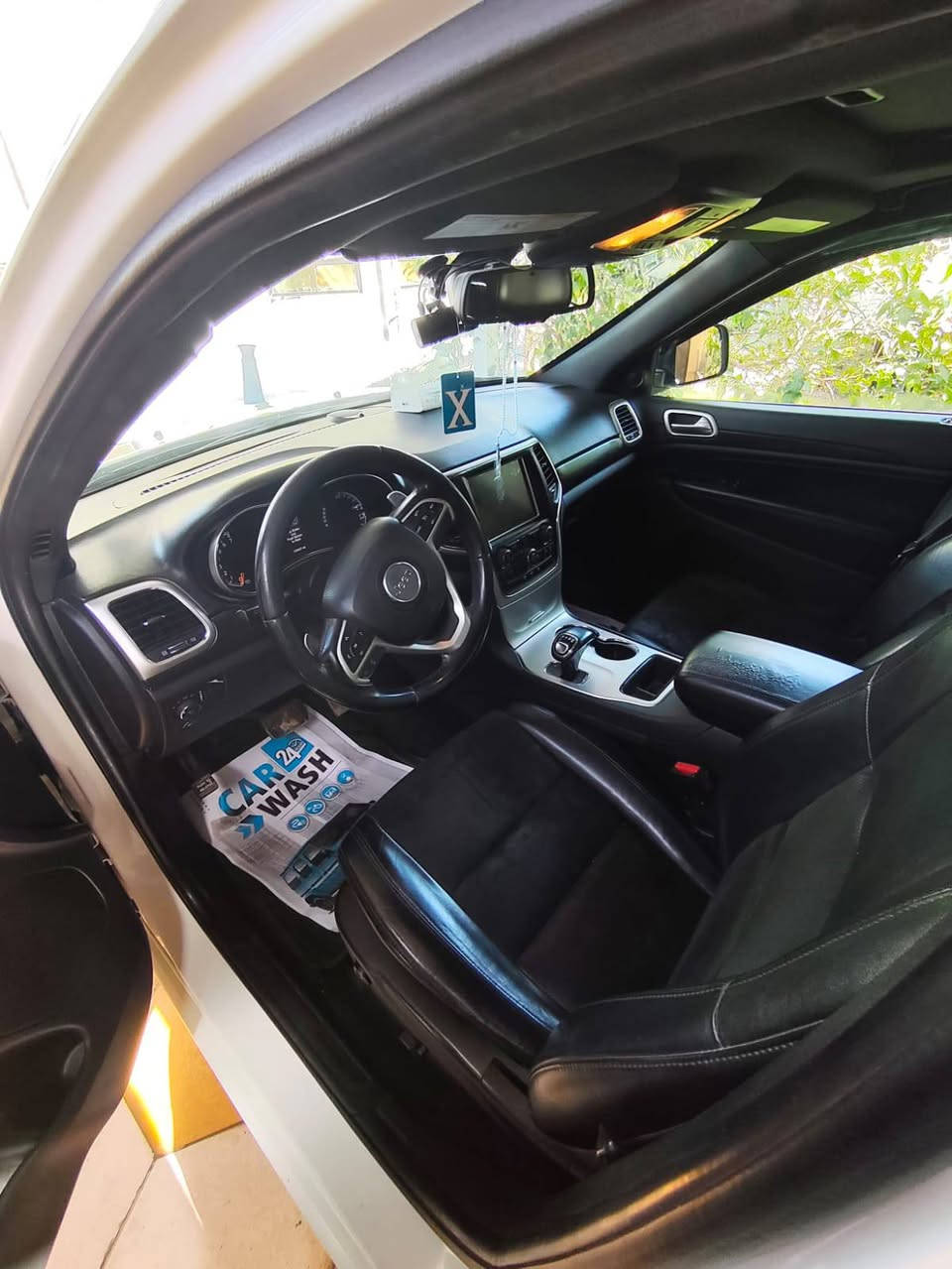 السلام عليكم 
‏جيب لاريدو 2015 
‏
‏مواصفات 
‏1- شاشه كبيره 
‏2- كشنات ستيرن تدفئه تبريد 
‏3- كير طياره المرغوب 3600
‏4- ابواب + تشغيل بصمه 
‏5- جنطه كهرباء 
‏6- فتحه بالسقف
‏7- حداديه جديده 
8- عليها منضومه زنون 
‏
‏حادث السياره ربع بنيد مابيها اي قطعه تبديل 
‏كوله راجع وضع الشركه 
‏موجود بيها صور حادث + سونار 
***********
