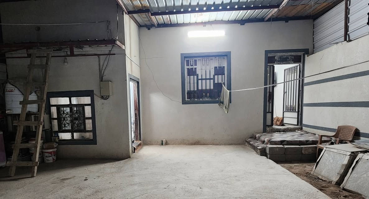 سلام عليكم شباب 🏠 للبيع المكان القرنه حي سلام البيت يحتوي عله قرف ثنين وهول ودوانيه وصحيات خارجيه سراميك البيت ذابه كله وما مشتقله بل طارمه مساحت البيت 162متر والسعر تعال خاص وانه خادم  وهاذه رقمي *********** للتصال والاستفسار
