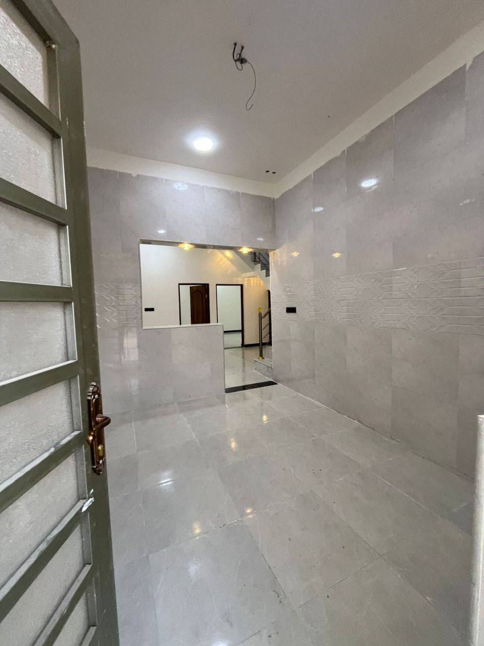 ياالله سلام عليكم توفر بيت بمساحه 142 موقع البيت الجزيرة باب الهوه يتكون البيت من غرفتين وديوانيه ومطبخ وحمامات خارجية وداخليه وكراج المشتري ياخذ نسخا من الطابو وكاله مصدقه من المحكمه ومكاتبت مكتب السعر 76 وبي مجال للستفسار 07739 400655
