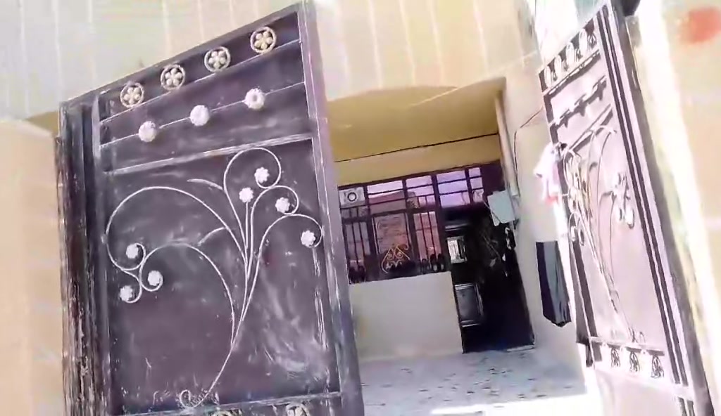 السلام عليكم خواني بيت البيع البيت مساحه 200 كامل من كلشي موقع مالته حي طارق وسط وين حسين المضمد المقابيلهالشراي ينتصل عليه هاذا الرقم ***********
