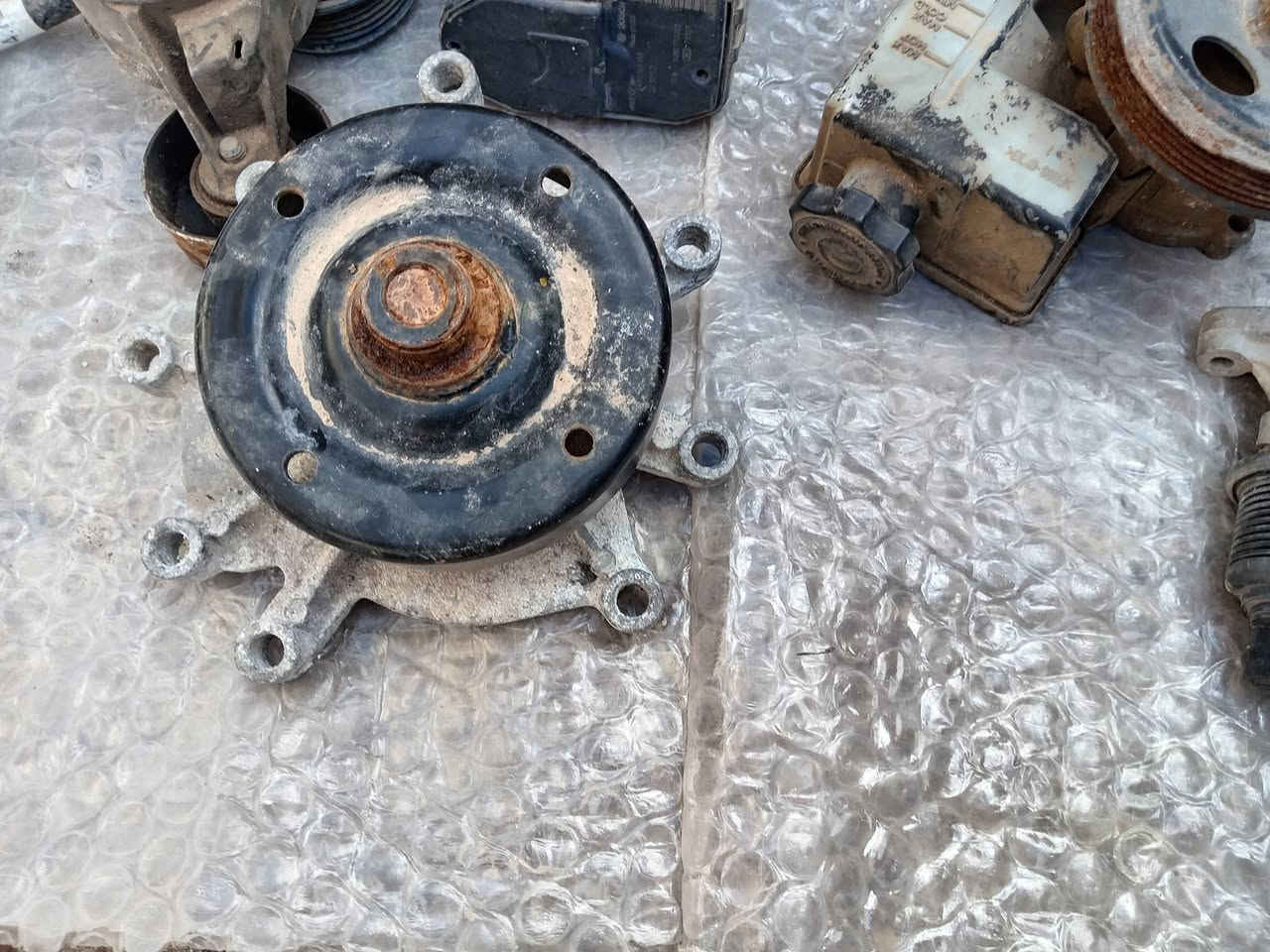 السلام عليكم اخوان غراض للبيع السعر150 وبيها مجال لايت امامي تك جيب 2008 التواصل وتسابب ***********
