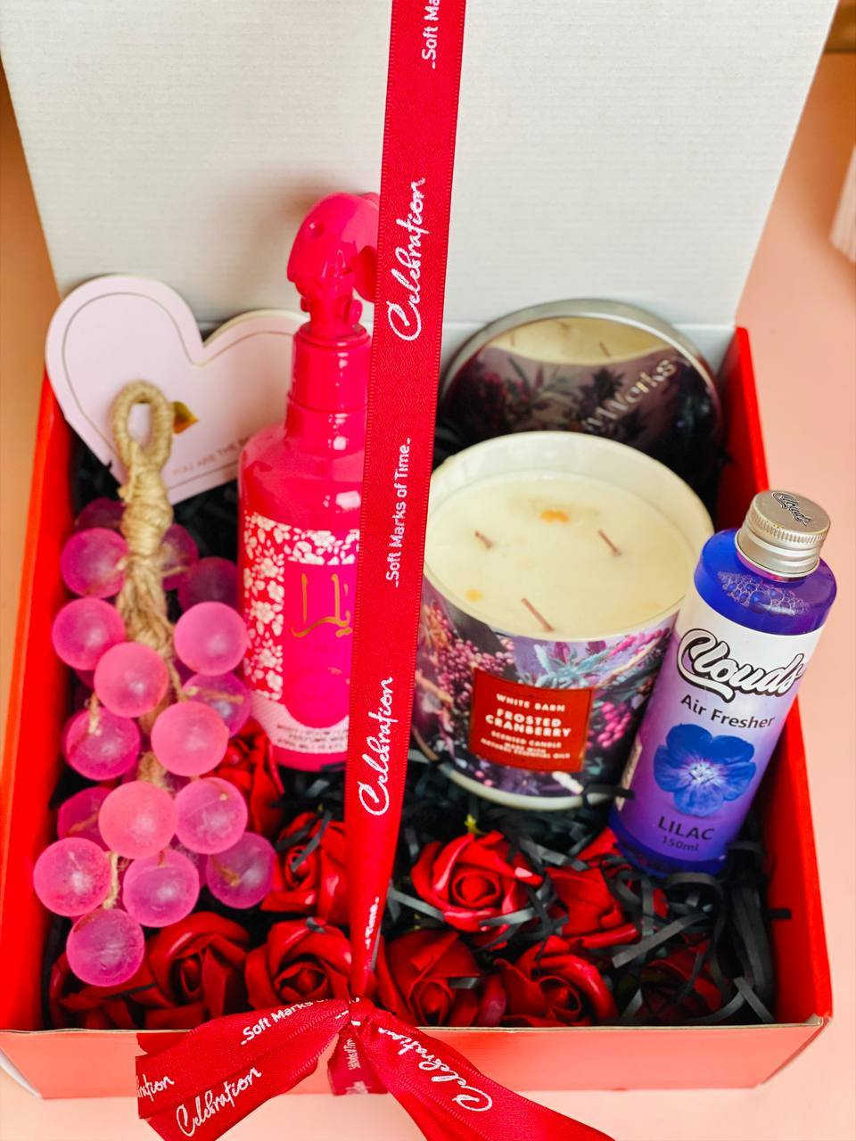 💐🎁 لأن الأم دائماً تحب تهتم بكل تفاصيل بيتها 🎁💐  

تحب الريحة الحلوة بكل زاوية 🌸  
تحب بيتها نظيف ومعطر ومرتب 🏡✨  
وتحب الأشياء اللي تعطي راحة وهدوء لقلبها 🤍🥹  

لذلك جبنالكم بوكس عيد الأم المميز 👑 ويحتوي على:  

🌺 معطر جو يارا – ريحة فخمة تملأ المكان  
🍇 صابون عنقود العنب – نعومة ونظافة برائحة منعشة  
🕯 شمعة معطرة – أجواء هادئة ولمسة دلال  
🌹 معطر الورد – أنوثة وريحة تبقى بكل مكان  

بوكس متكامل يفرح قلبها ويخلي بيتها كله حب 🌷💝  

دللي أمج بهدية تعبر عن امتنانج إلها 💞  
وخلي عيدها مختلف ومميز 🎀


**إذا كنت صاحب هذا الإعلان وتريد حذفه لأي سبب، رجاءا أرسل رسالة إلى الدعم الفني**