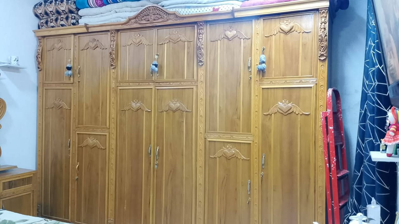 سلام عليكم غرفه معروضه للبيع اسعر مناسب ملون وبيه مجال الغرفه مستخدمه شي قليل اسكن بغداد العبيدي رقم الهاتف 
***********اتصل وبلخدمه
