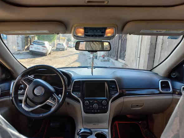 جيب شيروكي موديل ٢٠١٤فول مواصفات هيمي ٨ سلندر كير طياره ٨نمر رقم بغداد سيارة نظيفه جدا بسمي مكينه كير تبريد تخم تاير وارد امريكي حادثها جاملغ امامي وباب السائق مبدلات بلاد نفس اللون يعني بدون صبغ والسونار مرفق بالصور  عارضها ١٧٥ وبيها مجال للشراي مكانها بغداد حي المواصلات ***********
