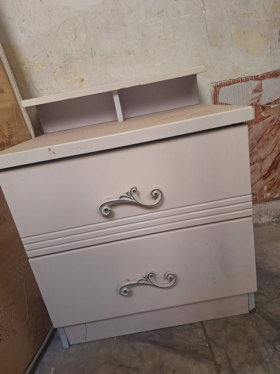 للبيع غراض بيت بسعر مناسب
الدوره شارع الصحه وتساب ***********
ماكو توصيل
جربايه نفرين   50000
كنتور تعلاكه وزينه. 75000
ميز طعام  مع كراسي 20000
