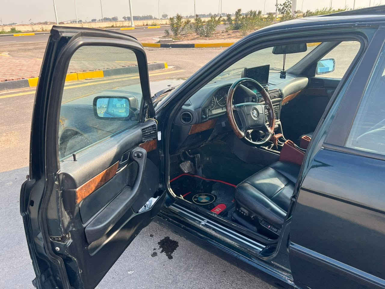 السلام عليكم BMW موديل 93 شرط التحويل مكينة وكير شرط تخم تاير جامها يصعد من السويج اللون زيتوني فول اوتوماتيك محرك مسكر فانوس تدفئة تبريد كشنات جلد شمسيات ضوئية كهرباء فتحة سقف تشغيل عن بعد السيارة فول كلشي ماناقصها السنوية لل27 السعر 67وبيها مجال عنوان السيارة سامراء/***********
