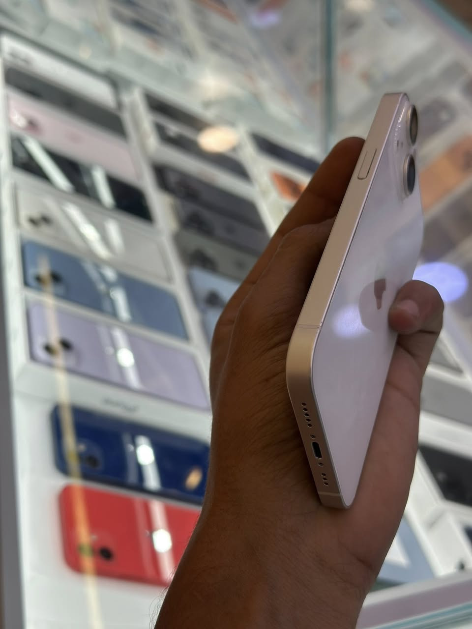 iPhone 13 العادي
اللون ابيض 

ذاكره 128 

بطاريه 89 

دبل سيمكارت

الجهاز كلش نضيف واستخدامه قليل ودبل مو تكككك 

 العنوان العامريه شارع المنظمه ركن شارع محطه الغاز 

للتواصل واتساب ***********

