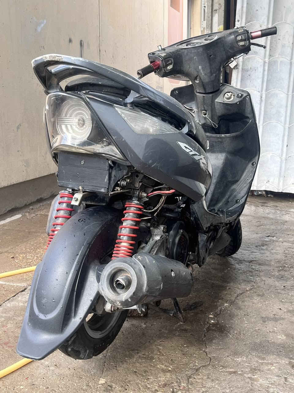 السلام عليكم ورحمة الله 
دراجه ثعلب  GTR كفراتة بلادية 
مكينته ناعمة كلش شلعه ومعدل زينات
دراجة ابيعة كوم حديد كوم حديد بيه نقوصات بسيطه مثل تحرك كلوبات وكابريتر وصخه تذبله ٥٠ الف ترجع جديده تكمل كل نقوصاته كوم حديد ابيعة    السعر (275) قفل قفل ربع مينزل 
مكاني بياع 
***********
