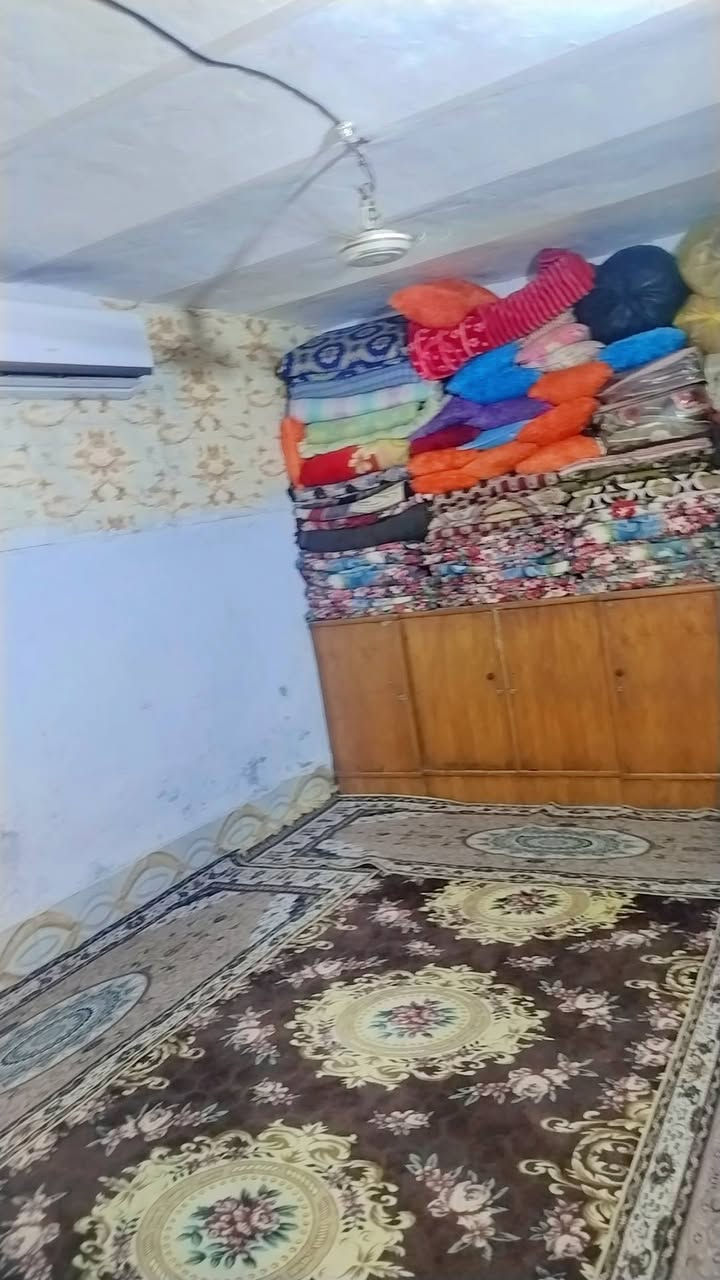 السلام عليكم  بيت للبيع  90متر  العنوان النجف الاشرف نزلت شارع المدينه قرب الحسينيه الباكستانيه  مسجل بل طابو واوراقه موجوده  متكون م̷ـــِْن غرفتين وصاله  ومطبخ وتخاريج  للستفسار اكثر  خاص او  اتصال  وتساب *********** السعر 25 وبي مجال بسيط
