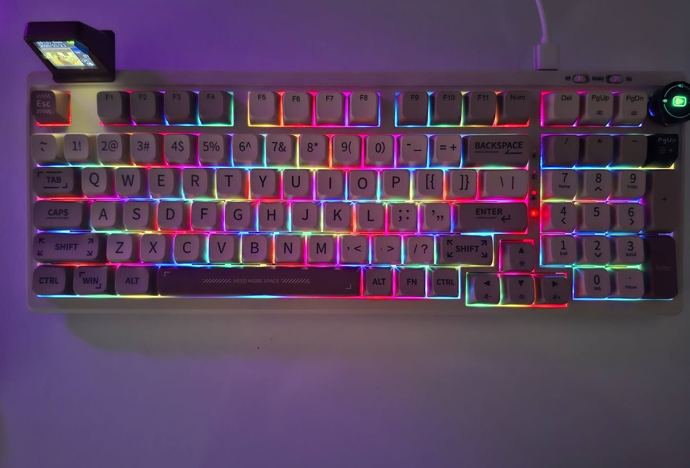 للبيع كيبورد Epomaker RT100نقص دنكل
جديد 
 يعمل عن طريق واير و بلوتوث يوجد قطعه بلوتوث B5.3


**إذا كنت صاحب هذا الإعلان وتريد حذفه لأي سبب، رجاءا أرسل رسالة إلى الدعم الفني**