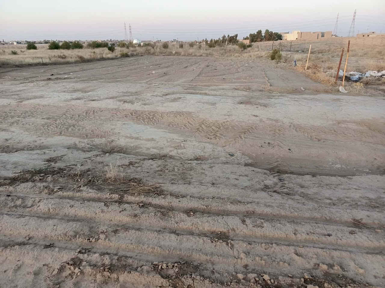 السلام عليكم ورحمه الله وبركاته
يوجد قطع اراضي للبيع بسعر مناسب 

كل قطعه 200 متر

تريدهم ثنينهم هم يرهم

ماء وكهرباء قريبه عالقطع 

الموقع 
قرب سيطرت بعاجه خلف المحطه ب 500 متر

معدله كما موضح بالصورة 

***********
